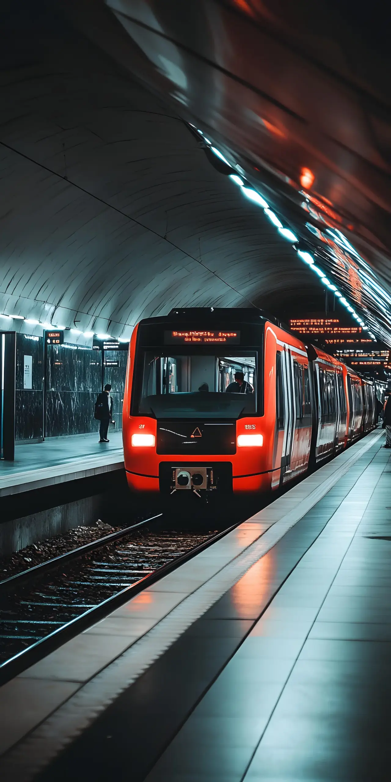 Treno della metropolitana in arrivo, linea per Rho Fieramilano