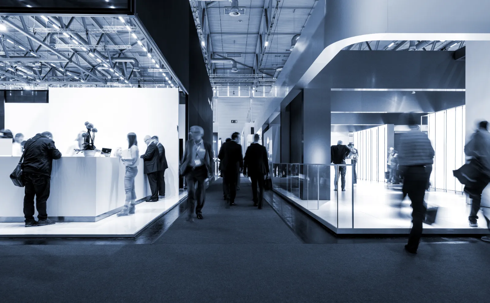 Visitatori tra gli stand di una fiera a Milano Rho